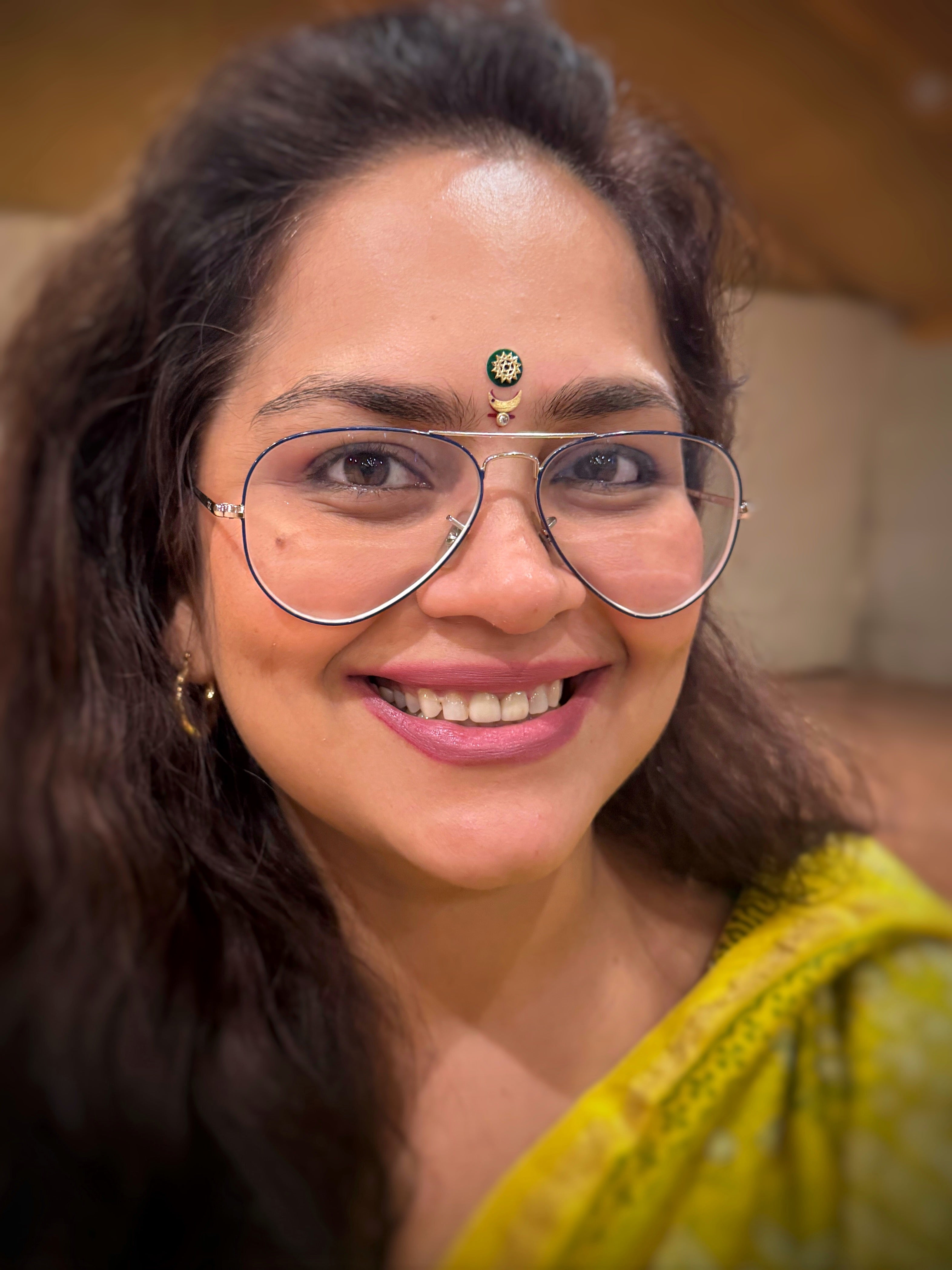 Solving Common Problems with Long-Wear Bindis for Indian Festivals